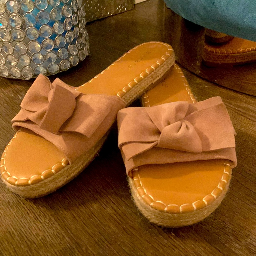 Never worn. Size 8. Got them to match a purse, but they didn’t match the purse.